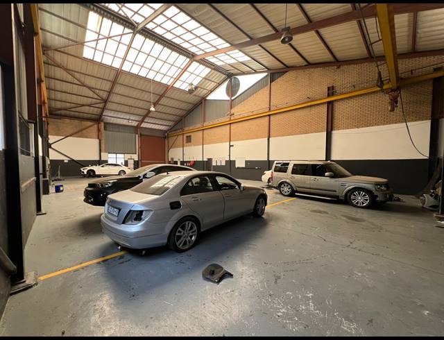 544M² WAREHOUSE TO LET IN ROOIHUISKRAAL